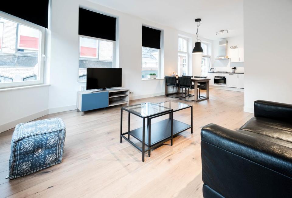 Familie Hotel Alkmaar kamer met bank, tv en tafeltje
